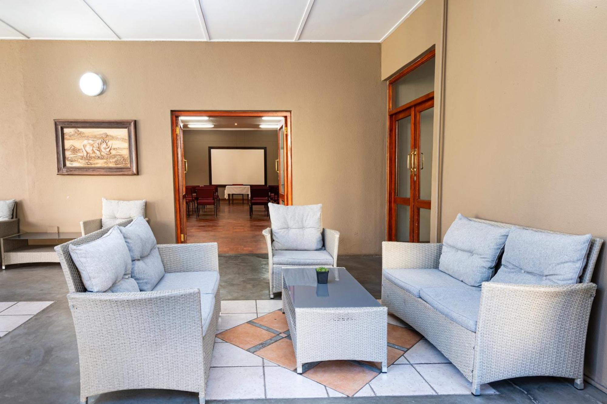 Queen'S Hotel By Bon Hotels Oudtshoorn Exterior photo